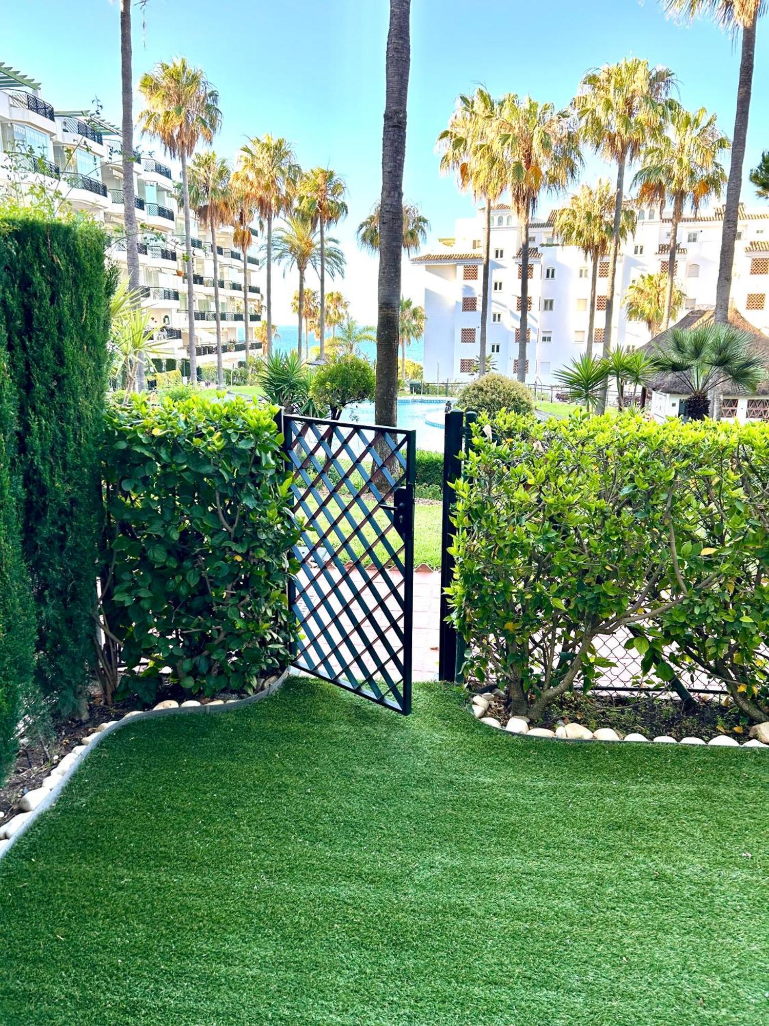 Mi Capricho, Beachfront, Grownfloor, Private Garden & Terrace Sitio de Calahonda Extérieur photo
